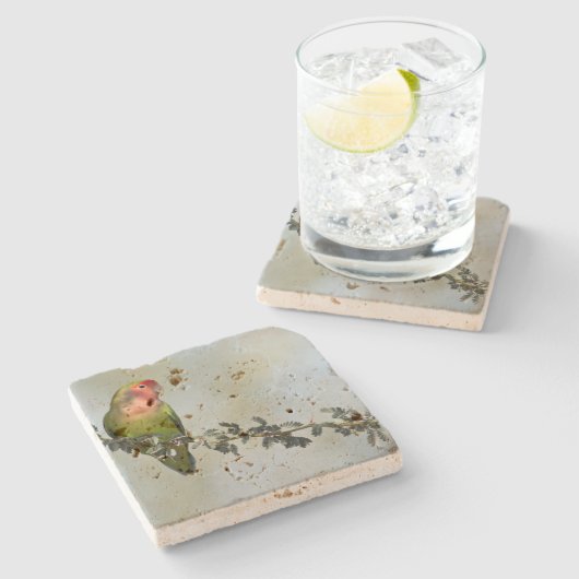 Rosy-gelaatstrekkende liefvogel op een tak stenen onderzetter (Zijkant)