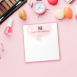 Rosy Waterverf Faux Gold Geometric Monogram Notitieblok<br><div class="desc">monogrammed notitieblok met uw initiaal in het zwart tegen een pluk van rooskleurige roze waterverf binnen zwakke geometrische lijnen van faux goud. Personaliseer je ook met jouw naam!</div>