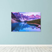 Rosy wolken voor zonsopgang bij het Morainmeer Canvas Afdruk (Insitu (Houten vloer))