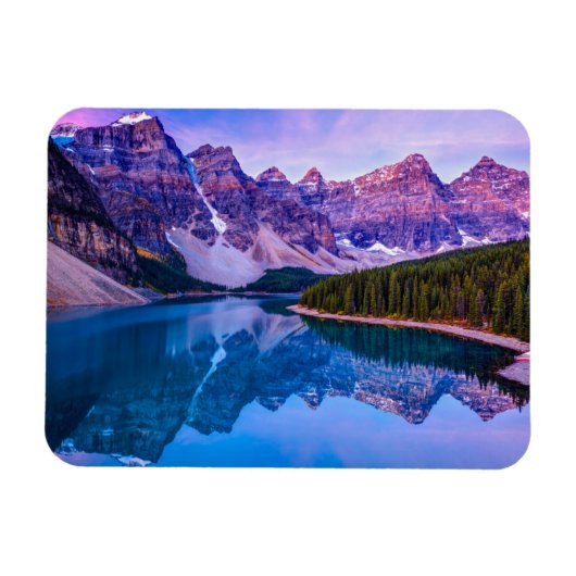 Rosy wolken voor zonsopgang bij het Morainmeer Magneet (Horizontaal)