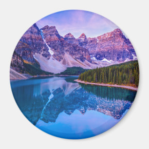 Rosy wolken voor zonsopgang bij het Morainmeer Magneet