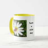 Rot-schwarzer Käfer auf weisser Margerite, Tasse Mok (Voorkant links)