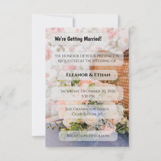 Rotan Stoel met Perzik- en Blauwe Bloemenboeket in Kaart (Voorkant)