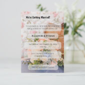 Rotan Stoel met Perzik- en Blauwe Bloemenboeket in Kaart (Staand voorkant)