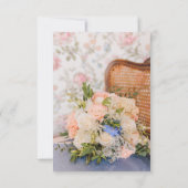 Rotan Stoel met Perzik- en Blauwe Bloemenboeket in Kaart (Achterkant)