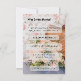 Rotanstoel met perzik- en blauwe bloemenboeket in  kaart