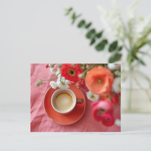 Rote Kaffeetasse umringt von Ranunkel Blumen Briefkaart (Staand voorkant)