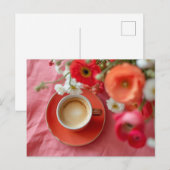 Rote Kaffeetasse umringt von Ranunkel Blumen Briefkaart (Voorkant / Achterkant)