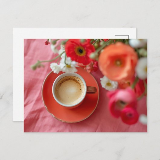 Rote Kaffeetasse umringt von Ranunkel Blumen Briefkaart (Voorkant / Achterkant)