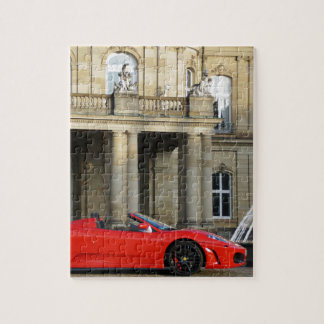 Roter italienischer Sportwagen vor Schloss Legpuzzel