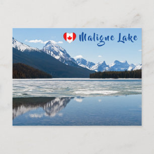 Rotsachtige bergen die reflecteren in Maligne Lake Briefkaart