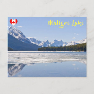 Rotsachtige bergen weerspiegelend in Maligne Lake Briefkaart
