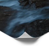 Rotsachtige kust met nevelig water poster (Hoek)