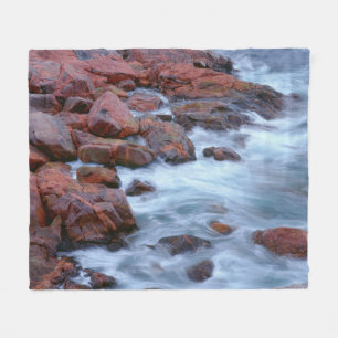 Rotsachtige kustlijn met water, Canada Fleece Deken