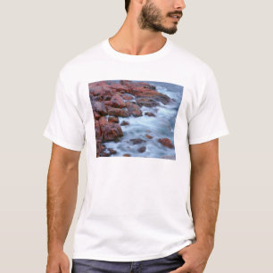 Rotsachtige kustlijn met water, Canada T-shirt