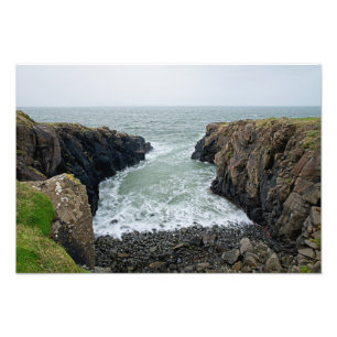 Rotsachtige kustlijn van Noord-Ierland Foto Afdruk