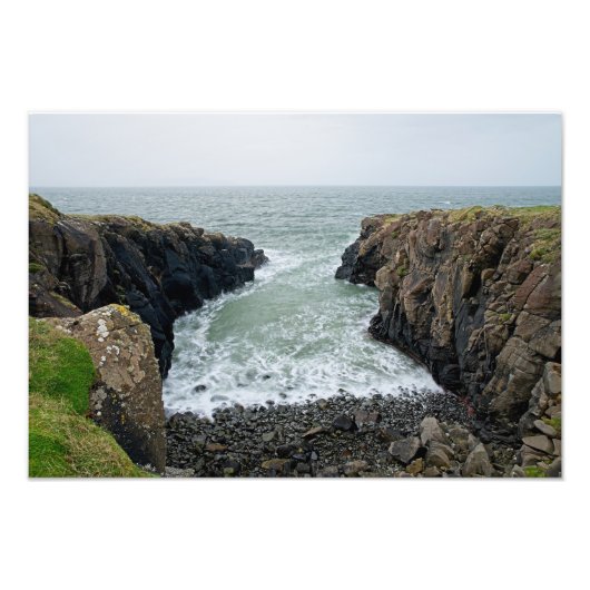 Rotsachtige kustlijn van Noord-Ierland Foto Afdruk (Voorkant)
