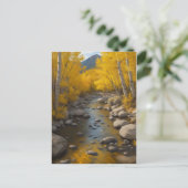 Rotsachtige stroom met gouden espenbomen, schilder briefkaart (Staand voorkant)