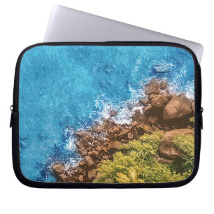 Rotsen in de zee, bovenaanzicht 1 laptop sleeve