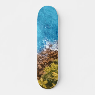 Rotsen in de zee, bovenaanzicht 1 persoonlijk skateboard
