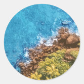 Rotsen in de zee, bovenaanzicht 1 ronde sticker (Voorkant)