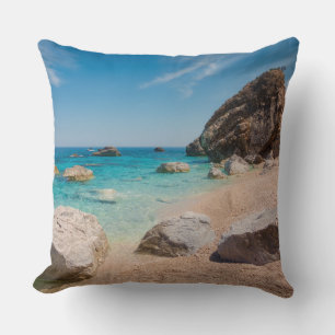 Rotsen op het strand Cala Mariolu op Sardinië, Ita Kussen
