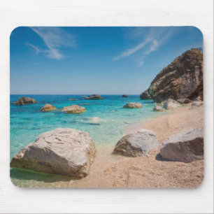 Rotsen op het strand Cala Mariolu op Sardinië, Ita Muismat