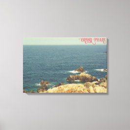 Rotst kuststrand van de Grand Phare van Jijel Canvas Afdruk
