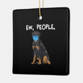 rotte hond met gezichtsmasker keramisch ornament (Links)