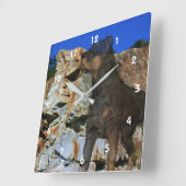 Rottweiler Dog en Rock Wall Cliff Fantasy Vierkante Klok (Hoek)