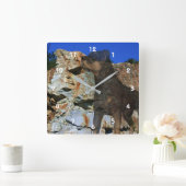 Rottweiler Dog en Rock Wall Cliff Fantasy Vierkante Klok (Huis)