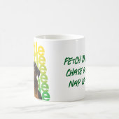 Rottweiler draagt een koffietentje met een mok (Center)