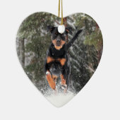 Rottweiler draait in wintersneeuw keramisch ornament (Rechts)