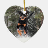 Rottweiler draait in wintersneeuw keramisch ornament (Voorkant)