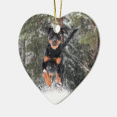 Rottweiler draait in wintersneeuw keramisch ornament (Links)