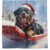 Rottweiler Hond in Sledge Laat het Sneeuw Kerstmis Douchegordijn (Voorkant)