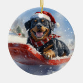 Rottweiler Hond in Sledge Laat het Sneeuw Kerstmis Keramisch Ornament (Voorkant)