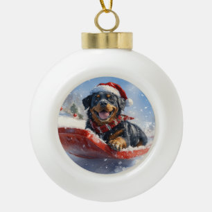 Rottweiler-hond in slee Laat het sneeuwen Kerstmis Keramische Bal Ornament