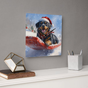 Rottweiler-hond in slee Laat het sneeuwen Kerstmis Vierkante Klok