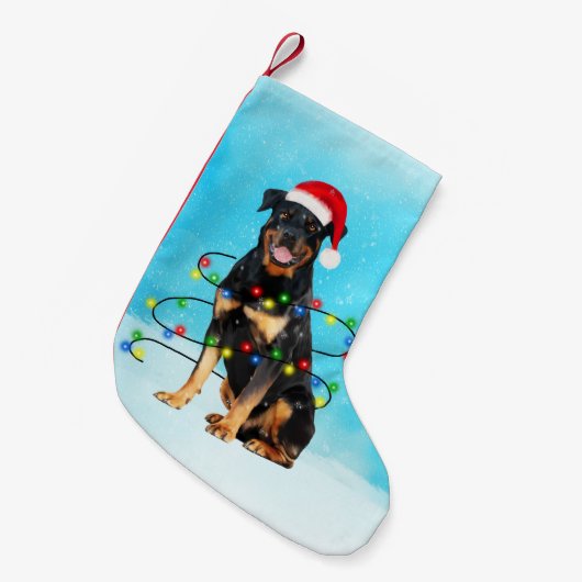 Rottweiler Hond in Sneeuw Met Santa Hoed Lichten Kleine Kerstsok (Voorkant (Hangend))