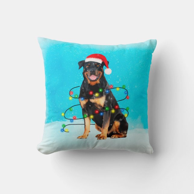 Rottweiler Hond in Sneeuw Met Santa Hoed Lichten Kussen (Voorkant)
