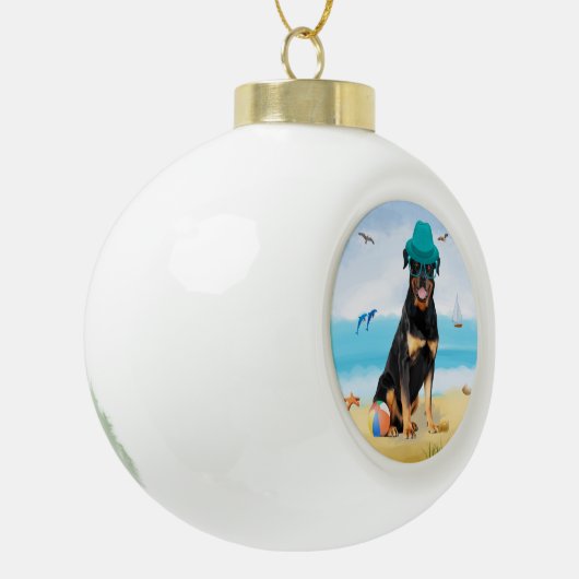 Rottweiler Hond op Strand Keramische Bal Ornament (Links)