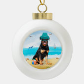 Rottweiler Hond op Strand Keramische Bal Ornament (Voorkant)