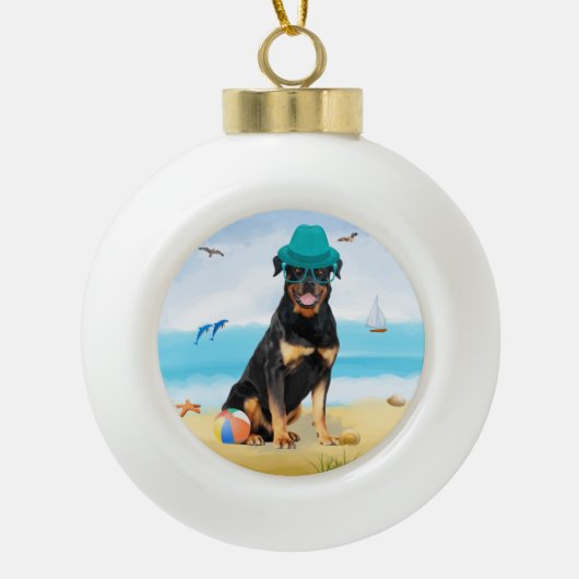 Rottweiler Hond op Strand Keramische Bal Ornament (Voorkant)
