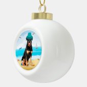 Rottweiler Hond op Strand Keramische Bal Ornament (Rechts)