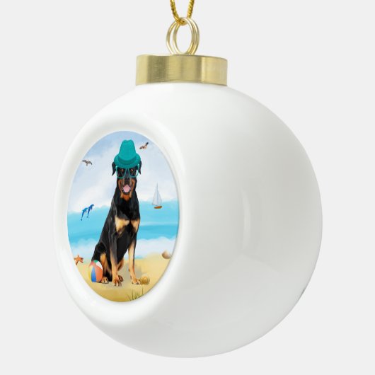 Rottweiler Hond op Strand Keramische Bal Ornament (Rechts)