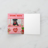 Rottweiler-hond zoent in kissing booth op Valentij Kaart (Binnen)