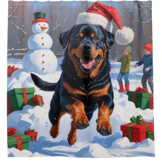Rottweiler loopt in de sneeuw met kerst Pet Douchegordijn (Voorkant)