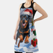 Rottweiler loopt in de sneeuw met kerst Pet Schort (Insitu)