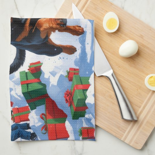 Rottweiler loopt in de sneeuw met kerst Pet Theedoek (Quarter Fold)